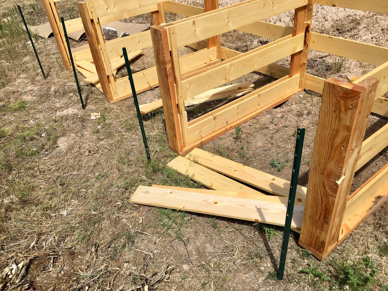 How to Build a Compost Bin Out of Used Wood Pallets — kitchen plot